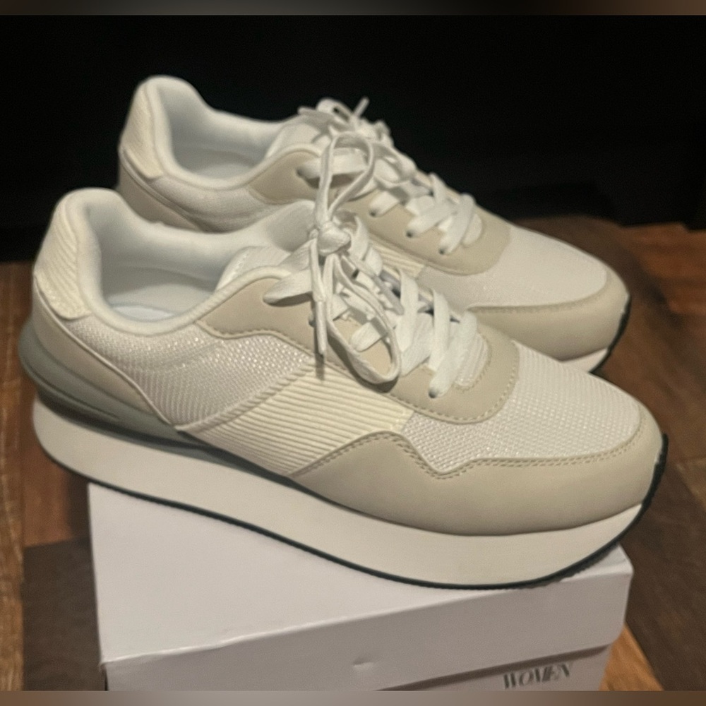 EUC WIDE Dream Pairs Comfy Women's Cream and White Sneakers - Picture 4 of 13